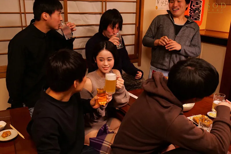 サークルの飲み会で酔いつぶれて目が覚めたら先輩の巨乳カノジョ宅にいて…部屋着から見える胸チラ、マンチラに我慢ができず襲ってしまい朝まで巣ごもり浮気0 MINAMO