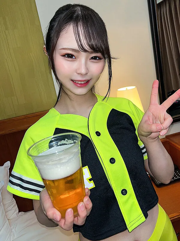 素人女子大生【限定】いとかちゃん22歳 某野球場でビールの売り子のバイトをしている激カワ女子大生！！バイト中のユニフォーム姿でSEXする過激ガールに中出し！！