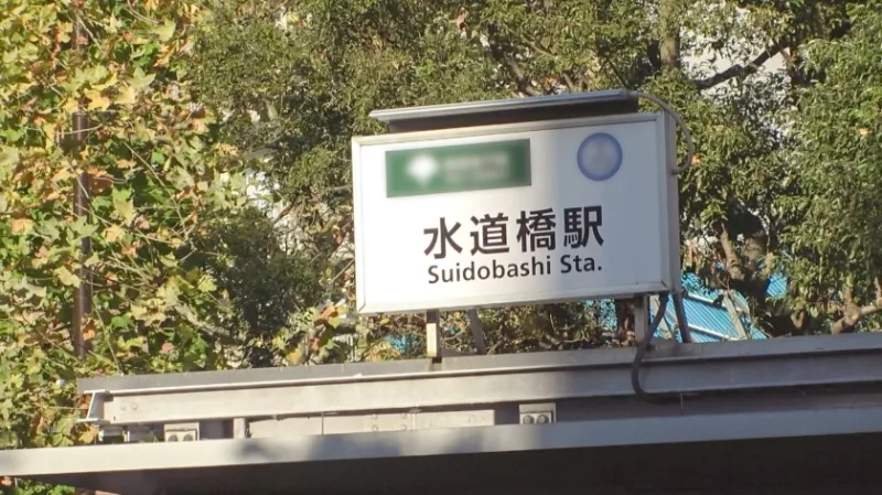 目指すは旦那に見つけてもらうため！！三十路お姉さんの淫乱ハラハラ浮気セックス大開幕！！やらしい唇からベロを出した舌フェラディープキスで、ご無沙汰キッスの再デビュー！！全身をぴくぴくと跳ねらせ、完全にセックスのスイッチが入った淫乱人妻を、おっぱいからお尻から豪快に揉みしだく！！アンアンッと人妻のくせに子犬のように喘ぐ満足っぷり！！久々のセックスに期待しているのかマンコを大洪水にさせて、ケツ穴をひくつかせながら四つん這いクリイジリ！！ガチガチに勃起した乳首にデカチンに久々のご対面三点フェラ！！5年ぶりのキツマンを巨砲で耕すと嬉しそうにキャンキャン喘ぐ人妻！！どうだ！これがAVだぞ！！旦那とは言わず全世界にメス顔を晒してイケ！！！！