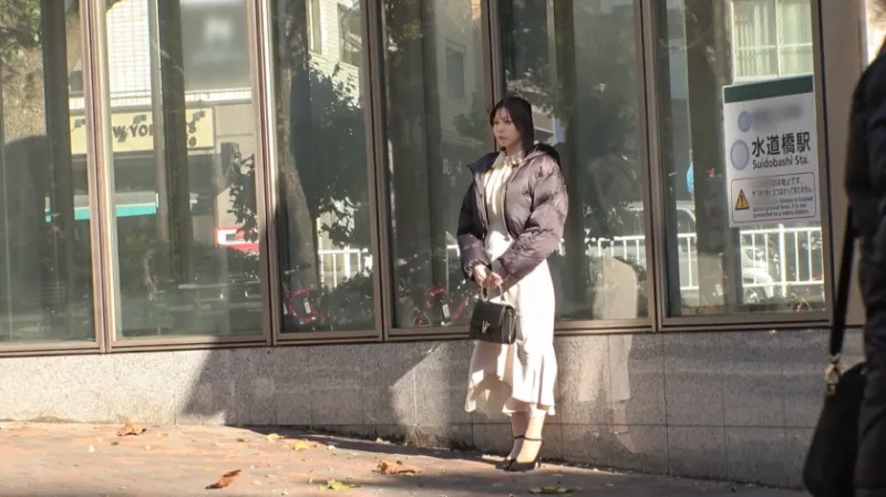 目指すは旦那に見つけてもらうため！！三十路お姉さんの淫乱ハラハラ浮気セックス大開幕！！やらしい唇からベロを出した舌フェラディープキスで、ご無沙汰キッスの再デビュー！！全身をぴくぴくと跳ねらせ、完全にセックスのスイッチが入った淫乱人妻を、おっぱいからお尻から豪快に揉みしだく！！アンアンッと人妻のくせに子犬のように喘ぐ満足っぷり！！久々のセックスに期待しているのかマンコを大洪水にさせて、ケツ穴をひくつかせながら四つん這いクリイジリ！！ガチガチに勃起した乳首にデカチンに久々のご対面三点フェラ！！5年ぶりのキツマンを巨砲で耕すと嬉しそうにキャンキャン喘ぐ人妻！！どうだ！これがAVだぞ！！旦那とは言わず全世界にメス顔を晒してイケ！！！！