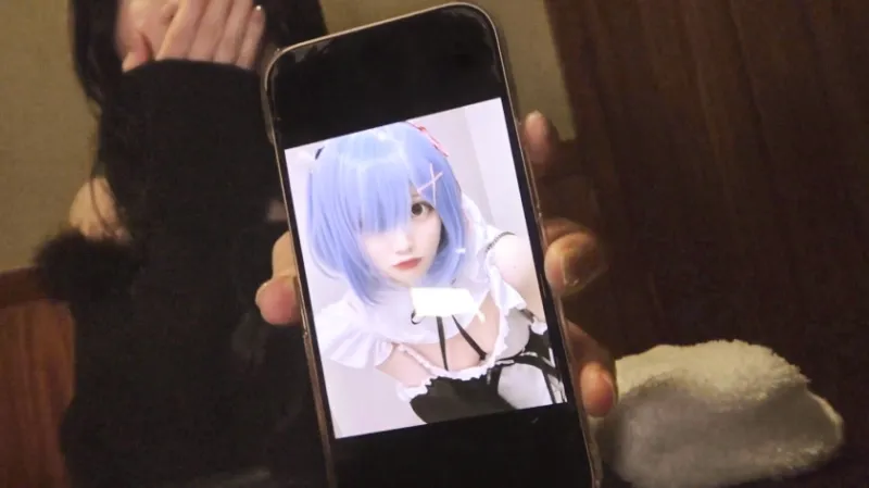 美術を嗜む大人しい美女がセックス大狂乱！！終始物静かでモジモジしてる様が堪らなく愛おしい彼女。キスした途端に大変身！！舌をうねらせ絡ませの豪快ジュポジュポディープキスからセックスの狼煙が上がった！！手マンと電マでグチョグチョに耕したビショビショおまんこ！！猫撫で声の甘可愛い喘ぎで肉棒を刺激する！！さっきまでの、あの落ち着いた雰囲気はどこへ…？それはまるで『学校のクラスに1人だけいる、俺だけが可愛いと知っているあの子』と陰でセックスしているようだ… 【初撮り】ネットでAV応募→AV体験撮影 2378