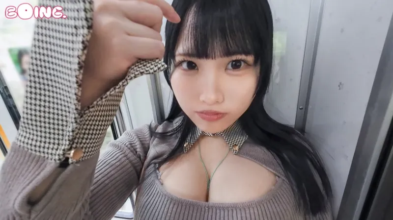 巨乳でみんなを幸せにしたい！爆乳配信士すずめちゃん、電車から公園、そしてホテルまで…移動中も揺れっぱなしのHカップ大行進