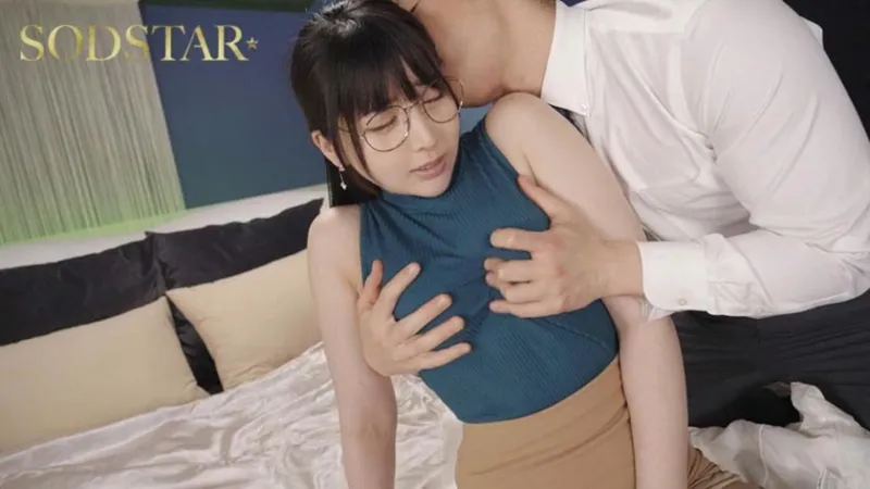クールな外見で常にしごできオーラを放っている夏目部長 いざ下についてみるとポンコツ判明 仕事はぜんぶボクに丸投げだけど 残業後は飲みに連れてってくれ自宅で生マンまでさせてくれる とっても優しいクーデレ女上司 夏目響