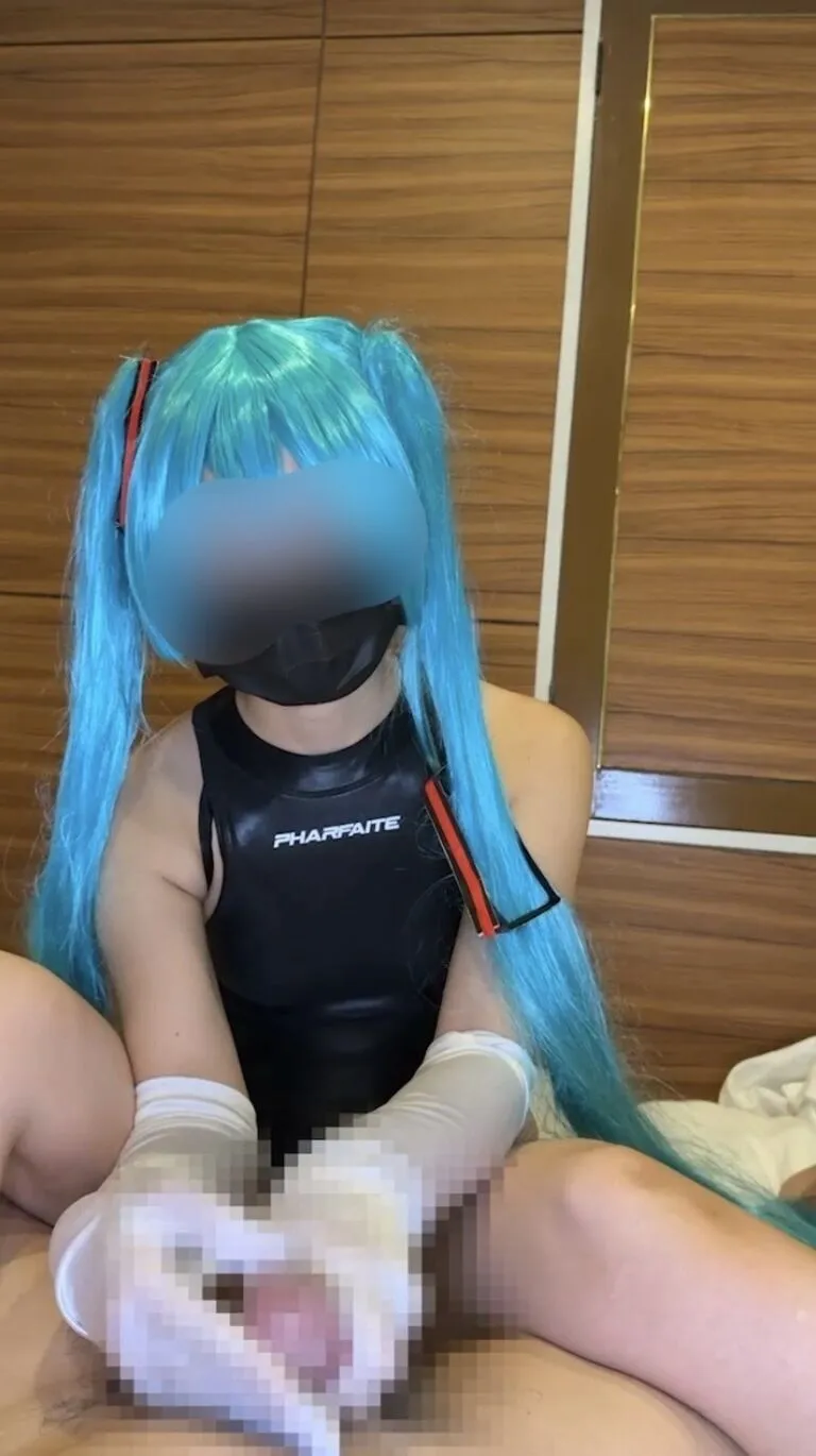 あの人気競泳水着ミ◯さんに手袋手コキしてもらった！