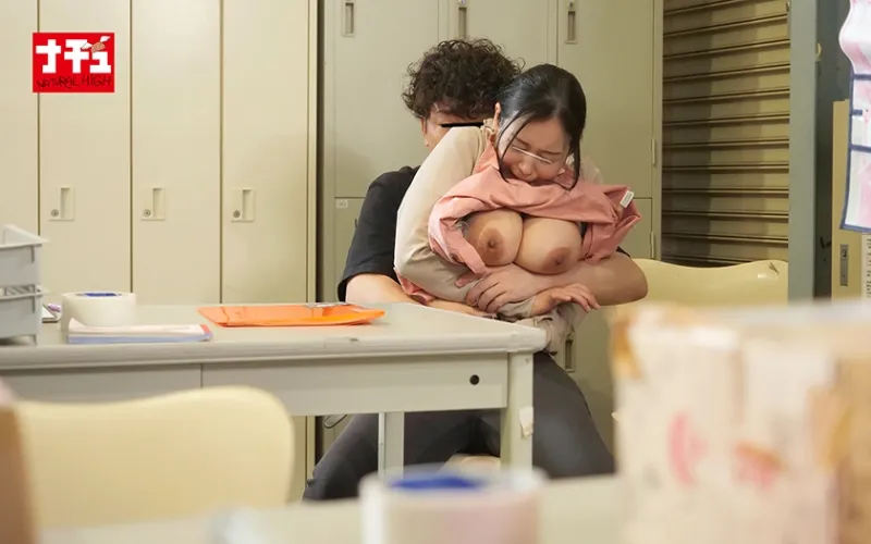 倉庫勤務中でも拒めずやらせてくれる地味巨乳パート妻は騎乗位になると物凄いこねくり腰で中出しをせまるエロ狂いに豹変 3