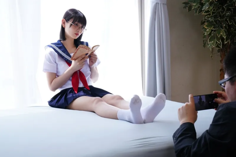 美女の足裏をふやけるまで舐めたい! 静河