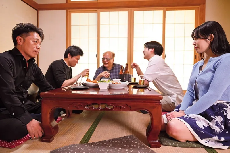 変態叔父さんのマッサージで秘部キワキワまで責められ…快楽堕ちした巨乳不倫妻 二羽紗愛