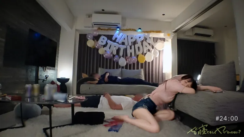 【新シリーズ】バレたらアウトの密室えっち！「しーっ♪こういうのドキドキするよね///」「皆寝てるしヤッちゃわない？」バ先のマドンナが寝てるバイト仲間を起こしてベロキス誘惑…！！ちょっとだけのつもりが感度が良すぎるせいで手マンでもピストンでも爆潮で部屋が潮びたしwwムラムラしすぎて､ずずジュポフェラでヤリバレ寸前wwwザーメンの匂いでバレちゃうからって中出しOKってマジ？wエロがりすぎだろ！！顔可愛いのにド変態じゃんwww