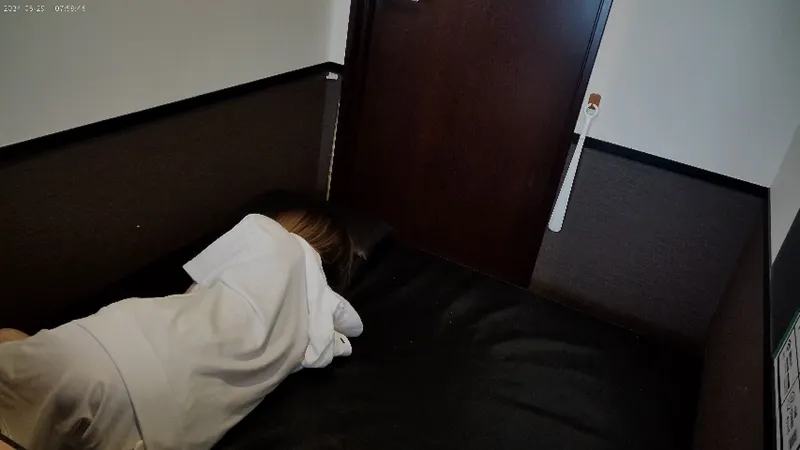 ネカフェスタッフの深夜の楽しみ　～美乳美女のお腹に大量発射～