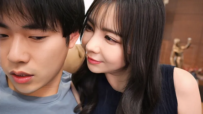 可愛いけどマグロで全然感じない僕の彼女…その母親は全身が性感帯の絶倫女性 何もしてくれない娘に不満を抱える俺に「女はね、感じさせてこそ感じるの」と全身で教えてくれた？絡みつく舌、離れない腰、ずっと中で求められた夜？ 吉澤友貴