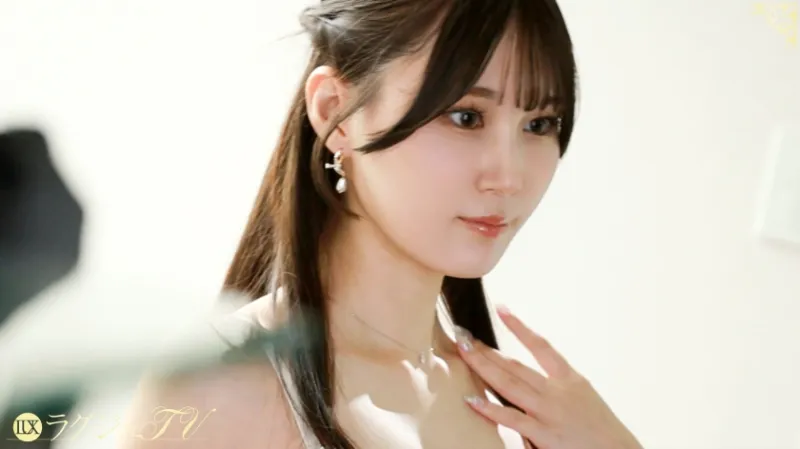 【裸女神】現役モデルが初めて全てを晒け出す…裸になった彼女は信じられないほど肌が白くて、神秘的だった…人生で一番気持ち良いセックスに、極上白柔肌が紅潮し絶頂を繰り返す。 ラグジュTV 1853