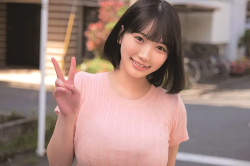 素人女子大生限定！パンティ素股でカチカチちんぽがアソコに擦れて赤面発情！クロッチは恥ずかし汁まみれ！そのまま生で擦り合わせて、ヌルヌルワレメに結局つるんっと入って生中出し！！ウブなハニカミ娘編 りむ ちはる