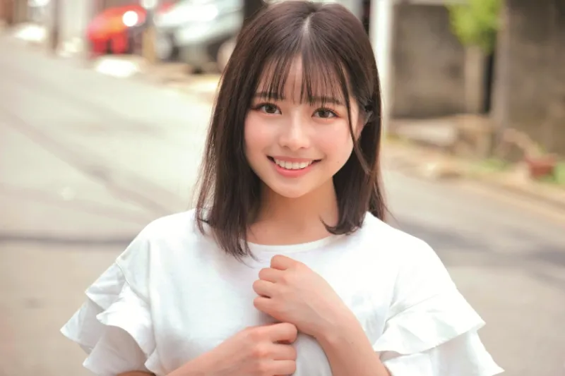 素人女子大生限定！パンティ素股でカチカチちんぽがアソコに擦れて赤面発情！クロッチは恥ずかし汁まみれ！そのまま生で擦り合わせて、ヌルヌルワレメに結局つるんっと入って生中出し！！ウブなハニカミ娘編 りむ ちはる