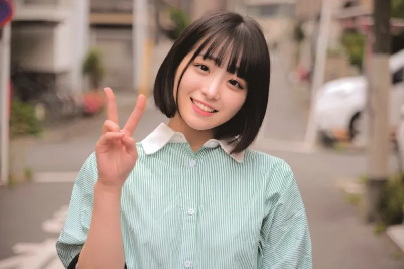 素人女子大生限定！パンティ素股でカチカチちんぽがアソコに擦れて赤面発情！クロッチは恥ずかし汁まみれ！そのまま生で擦り合わせて、ヌルヌルワレメに結局つるんっと入って生中出し！！ウブなハニカミ娘編 みこ うみ