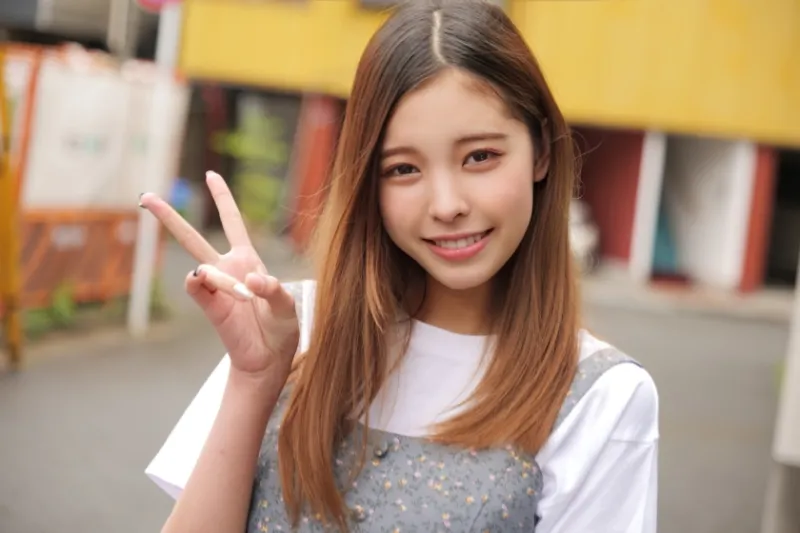 素人女子大生限定！パンティ素股でカチカチちんぽがアソコに擦れて赤面発情！クロッチは恥ずかし汁まみれ！そのまま生で擦り合わせて、ヌルヌルワレメに結局つるんっと入って生中出し！！ウブなハニカミ娘編 みこ うみ