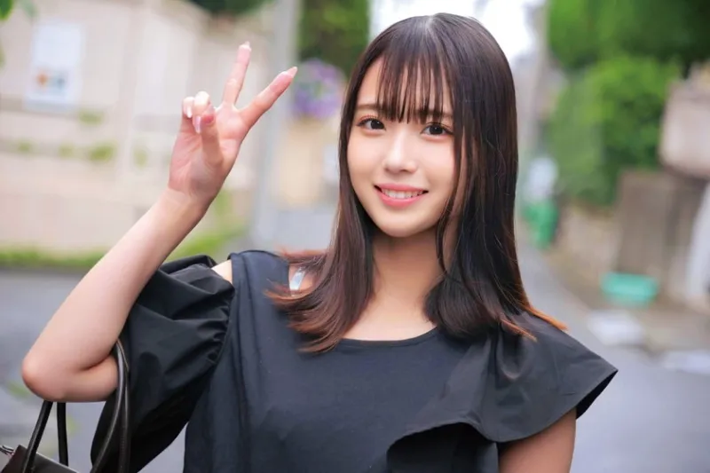 「卒業記念に残したいメモリアルヌードフォト」大学卒業間近の素人女子大生をナンパし、絶倫チンポ男と素肌密着撮影会で中出し検証！カチカチに反り返ったチンポがマンコまで1cmに超接近して赤面発情！？そのまま中出し！！ まや さちか