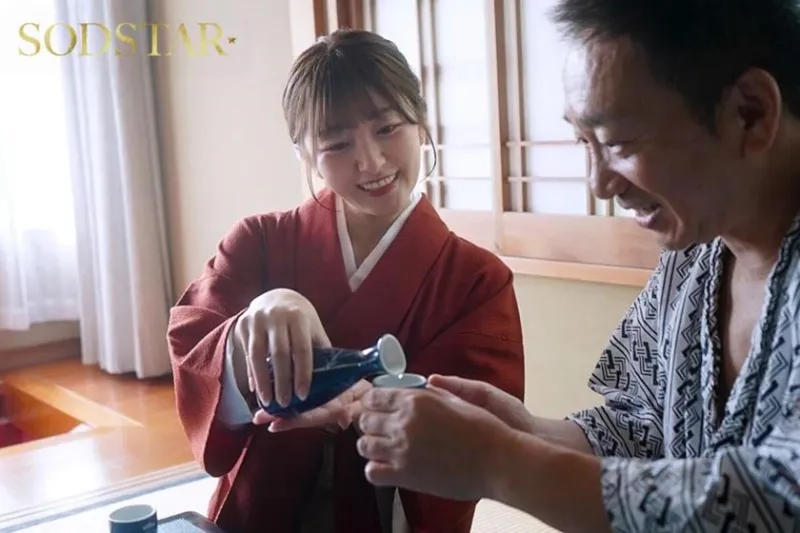 温泉旅行中の単独客やカップル 夫婦の男性を誘惑 館内で寝取りセックスをくり返す淫乱美人な若女将 青空ひかり