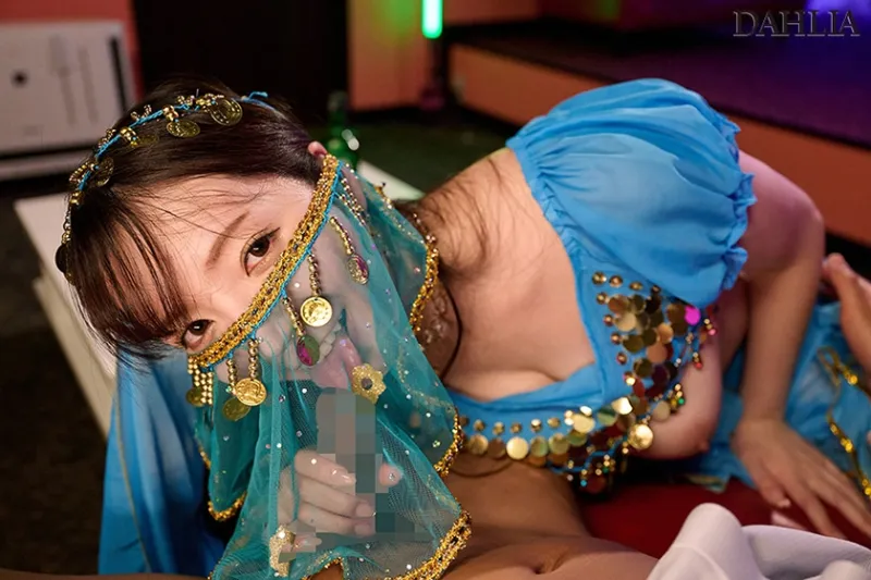 会社では地味な巨乳OLとおっパブで遭遇「内緒にしてくれるなら」と口止めフェベチオされて仕事中もしゃぶられる関係に… 小花のん