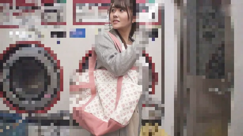 Gカップ巨乳を便所に連れ込み中出し