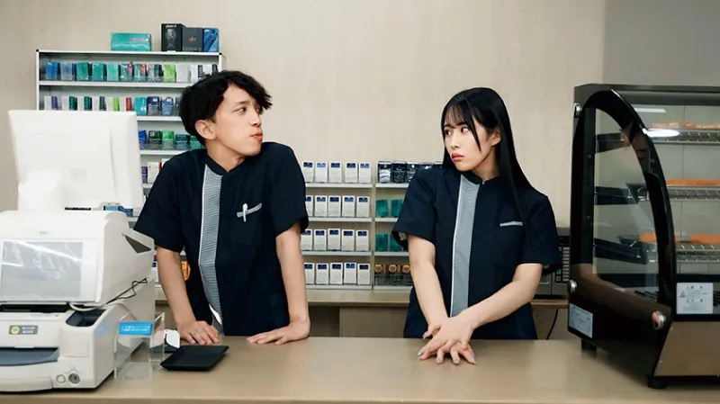 コンビニのバックヤードでセックスをするのが好きな彼女は不倫をしていた。 二羽紗愛