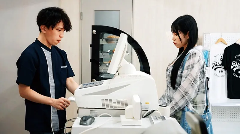 コンビニのバックヤードでセックスをするのが好きな彼女は不倫をしていた。 二羽紗愛