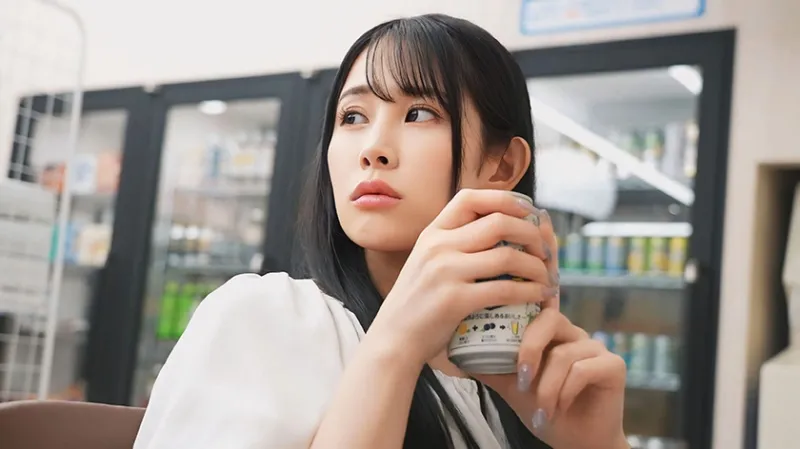 コンビニのバックヤードでセックスをするのが好きな彼女は不倫をしていた。 二羽紗愛