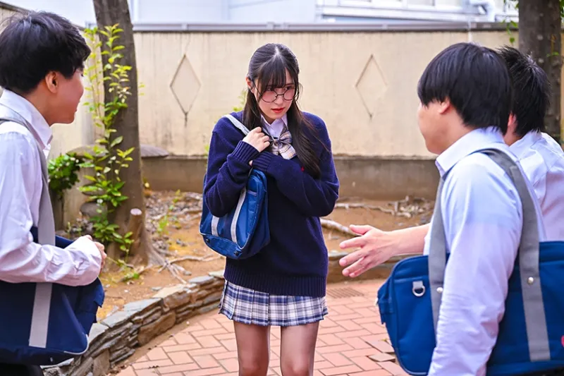 地味メガネ美爆乳お姉さん(20)はド変態痴女 雨宮ひびき