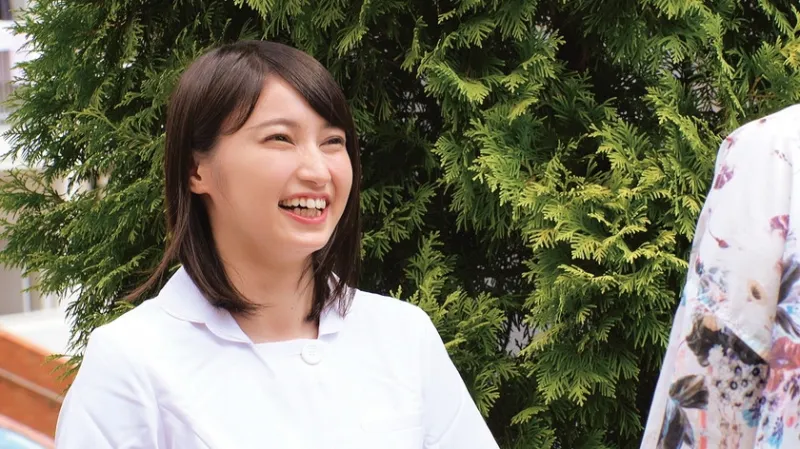 現役ナースが連続射精チャレンジに挑戦！白衣の下に隠された母性たっぷりのマシュマロおっぱいで金玉空っぽになるまで抜きまくり！たくさん喘ぎ感じる姿に赤面発情！そのまま天使のおまんこにも生挿入&連続中出しSEX！！なのさん ひとみさん