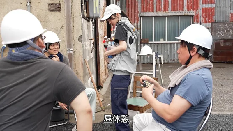 ピストンバイブ解体女子 実習 という名のシゴキにもめげずに男社会で解体工を目指す純朴研修生に密着 運搬作業編