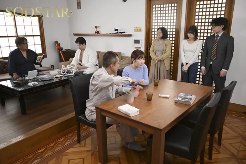 実家に嫁いできた奥さんは俺の家族が男クサさ抜群の性癖ど真ん中だったらしく、家族に忍んで全員とハメまくる絶倫人妻だったのでガテン系一家ファミリークラッシュ！ 唯井まひろ