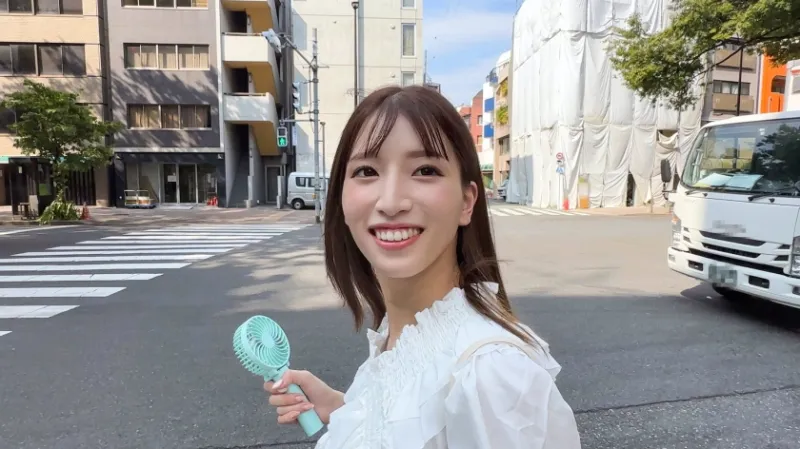 独身気分でナンパにホイホイついていくジーンズの似合うスレンダー尻軽新妻