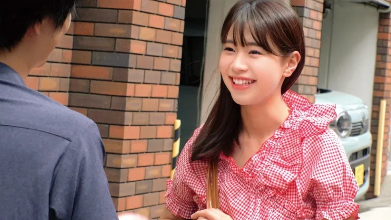 『メモリアルヌードフォト』と題された雑誌の特集だと素人大学生を騙し、絶倫チンポ男と素肌密着偽撮影会で中出し検証！！カチカチに反り返ったチンポがマンコまで1cmに超接近して素人娘が急激欲情！？大学卒業記念に生中出し！！8発