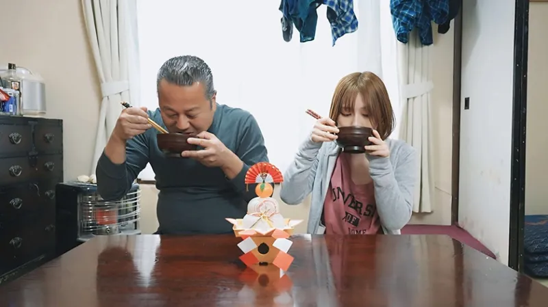 学生寮で2人きり 女子学生と中年管理人が過ごした年末年始 若い身体に衝動が抑えられず・・・一晩中ヤリまくった年越しイラマチオ 小松本果