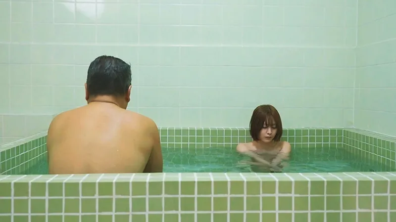 学生寮で2人きり 女子学生と中年管理人が過ごした年末年始 若い身体に衝動が抑えられず・・・一晩中ヤリまくった年越しイラマチオ 小松本果